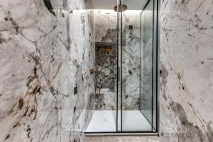 Ένα μπάνιο στο THE STEPS Hotel - by Eitch Collection
