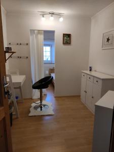 ein Zimmer mit einem Stuhl in der Mitte einer Küche in der Unterkunft Ferienhaus Am Bach in Kirchberg an der Raab