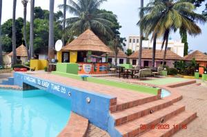 un resort con piscina e ristorante di Easy Time Lodge a Kololi