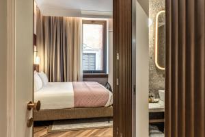 Ένα ή περισσότερα κρεβάτια σε δωμάτιο στο THE STEPS Hotel - by Eitch Collection