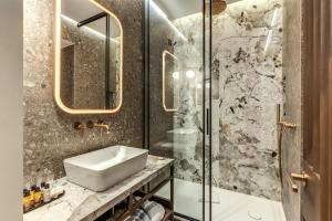 Ένα μπάνιο στο THE STEPS Hotel - by Eitch Collection