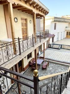 Un balcón de una casa con una escalera en Arabon Hotel, en Bukhara