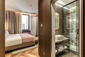 Ένα μπάνιο στο THE STEPS Hotel - by Eitch Collection