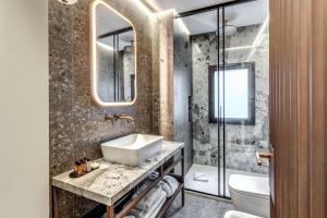 Ένα μπάνιο στο THE STEPS Hotel - by Eitch Collection