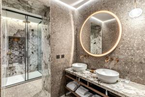 ein Badezimmer mit 2 Waschbecken und einem Spiegel in der Unterkunft Eitch Belsiana Relais in Rom
