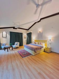 1 dormitorio grande con 1 cama grande y 1 sofá en Yog Niketan Villa, en Rishīkesh