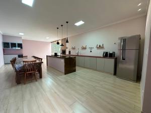 מטבח או מטבחון ב-Casa com Area Gourmet e Banheira