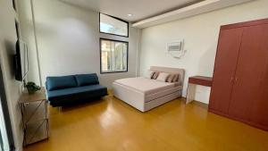 Giường trong phòng chung tại New Big Cozy 3 Bedroom House Blue +21 ảnh
