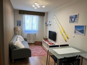 sala de estar con sofá y mesa en Precioso apartamento en San Isidro , ski , snow, en San Isidro