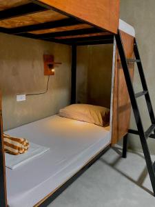 Ce lit superposé se trouve dans un dortoir doté d'un matelas blanc. dans l'établissement Laguno Bed And Breakfast Hostel, à Moalboal