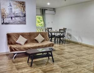 Ruang duduk di Dovass Self Catering Apartments
