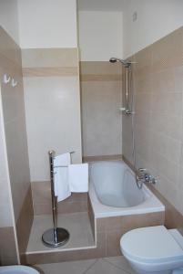 bagno con vasca e servizi igienici di Hotel Europa a Nereto