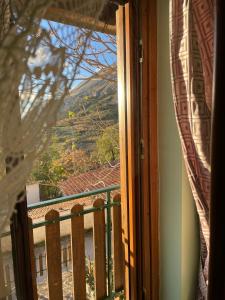 ein offenes Fenster mit Bergblick in der Unterkunft Oasi nel borgo in Aielli