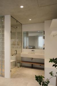 uma casa de banho com uma banheira, um lavatório e um espelho. em BeLam in Hue Villa em Hue