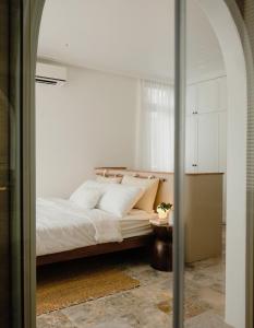 - une chambre avec un lit doté de draps et d'oreillers blancs dans l'établissement BeLam in Hue Villa, à Hue