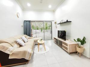 un soggiorno con divano e TV di Bidor Family Choice 3 Bedrooms WIFI a Bidur