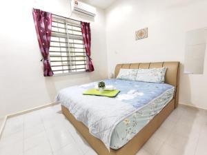 una camera con un letto e un vassoio di Bidor Family Choice 3 Bedrooms WIFI a Bidur