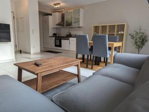 - un salon avec un canapé et une table dans l'établissement 1BR Apartment with Garage in Kirchberg, à Luxembourg