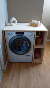 een wasmachine in een kamer met een aanrecht bij Appartement centre-ville proche lac, océan, vignes in Lesparre-Médoc