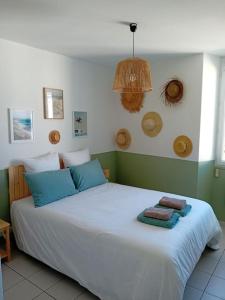 1 dormitorio con 1 cama grande y 2 toallas. en Appartement centre-ville proche lac, océan, vignes, en Lesparre-Médoc