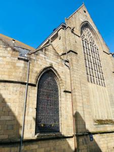 una iglesia con una gran ventana en un lado. en Le Germain - Coeur de ville, en Rennes