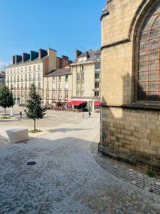 una calle urbana vacía con edificios en el fondo en Le Germain - Coeur de ville, en Rennes