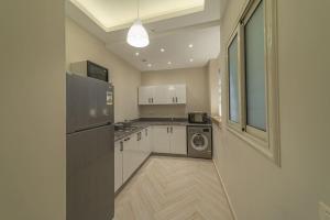 Η κουζίνα ή μικρή κουζίνα στο Luxurious One-Bedroom Suite Pyramids Giza