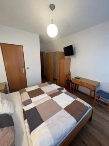 Postel nebo postele na pokoji v ubytování Pension Strasser