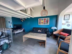 sala de estar con sofá y mesa en Villa Caiou/ vue Mer/ Piscine/Jardin, en Le Rove