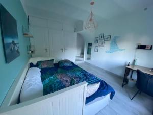 1 dormitorio con 1 cama grande en una habitación en Villa Caiou/ vue Mer/ Piscine/Jardin, en Le Rove