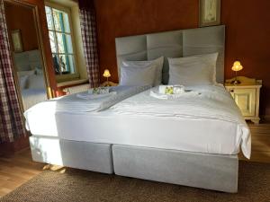 - un grand lit dans une chambre avec deux bougies dans l'établissement Vitranc Boutique Hotel, à Kranjska Gora