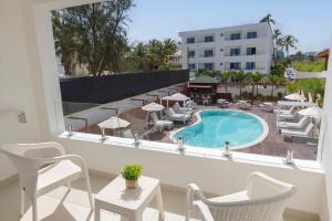 - une vue sur la piscine depuis le balcon de l'hôtel dans l'établissement HM Bavaro Beach - Adults Only, à Punta Cana