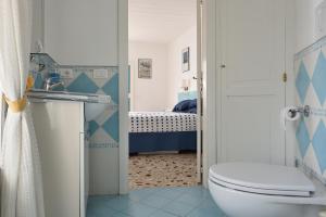 łazienka z toaletą i łóżkiem w obiekcie Maison Lucienne w mieście Minori +28 zdjęć