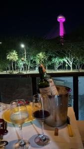 a bottle of wine and two glasses on a table at AL EVENTOS in Teresina