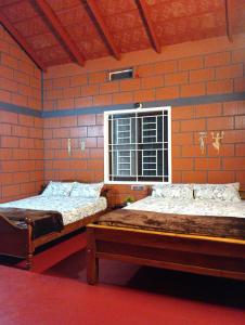 Katil atau katil-katil dalam bilik di The Red Brick Homestay