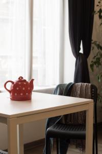 een rode waterkoker op een tafel naast een raam bij Breuil Station, studio tout confort in La Mure