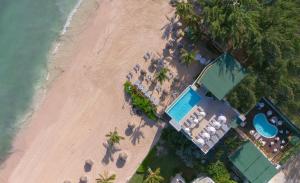 una vista in alto di una spiaggia con un gruppo di resort di Hotel HM Bavaro Beach - Adults Only a Punta Cana