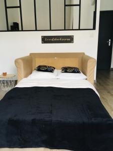 Een bed of bedden in een kamer bij Breuil Station, studio tout confort