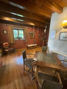 Una sala de estar con una mesa y sillas de madera. en Apartamento Duplex en Arties, en Arties