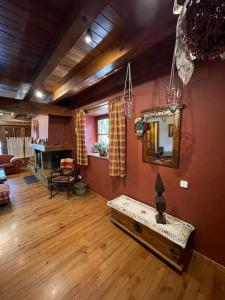 sala de estar con espejo y suelo de madera en Apartamento Duplex en Arties, en Arties