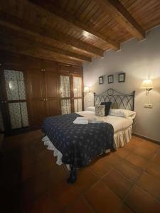 un dormitorio con una cama grande en una habitación en Apartamento Duplex en Arties, en Arties