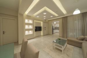 GizaにあるModern One-Bedroom Suite Pyramids Gizaのソファとテーブルのあるリビングルーム