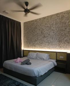 a bedroom with a bed with a ceiling fan at Wanz Barakah Homestay @ Bali residence in Malacca