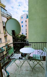a table and chairs on a balcony with a antenna at La Casa di Lo near Vatican in Rome