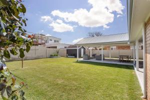 een lege achtertuin met een hek en een grasveld bij 100 Paces in Broadwater