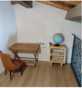a desk with a chair and a desk with a globe on it at Casa vacanze Borgo medievale in Porzano