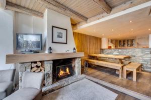 a living room with a fireplace and a table at BONNE NEIGE in La Daille
