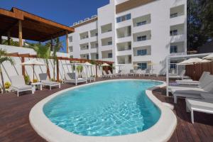 Piscina di Hotel HM Bavaro Beach - Adults Only o nelle vicinanze