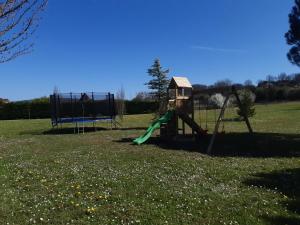 Children's play area sa Domaine BENESTER - Gîte La Périgourdine - Meublé 4 étoiles