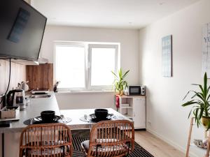 - une cuisine avec une table et deux chaises dans une pièce dans l'établissement M&M Studio's 1 & 2, à Zandvoort